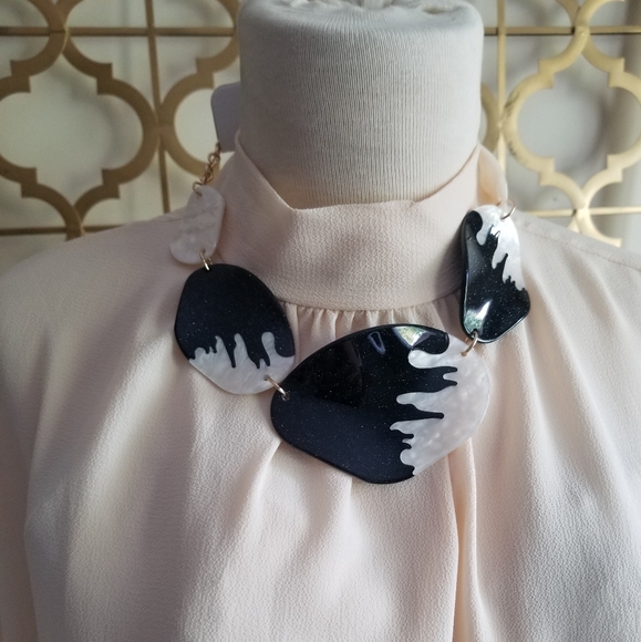 Black and white Acrylic Necklace & Earrings Set with Goldtone findings - Picture 8 of 16